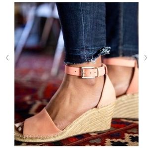VINCE CAMUTO ESPADRILLE LEERÁ SANDALS